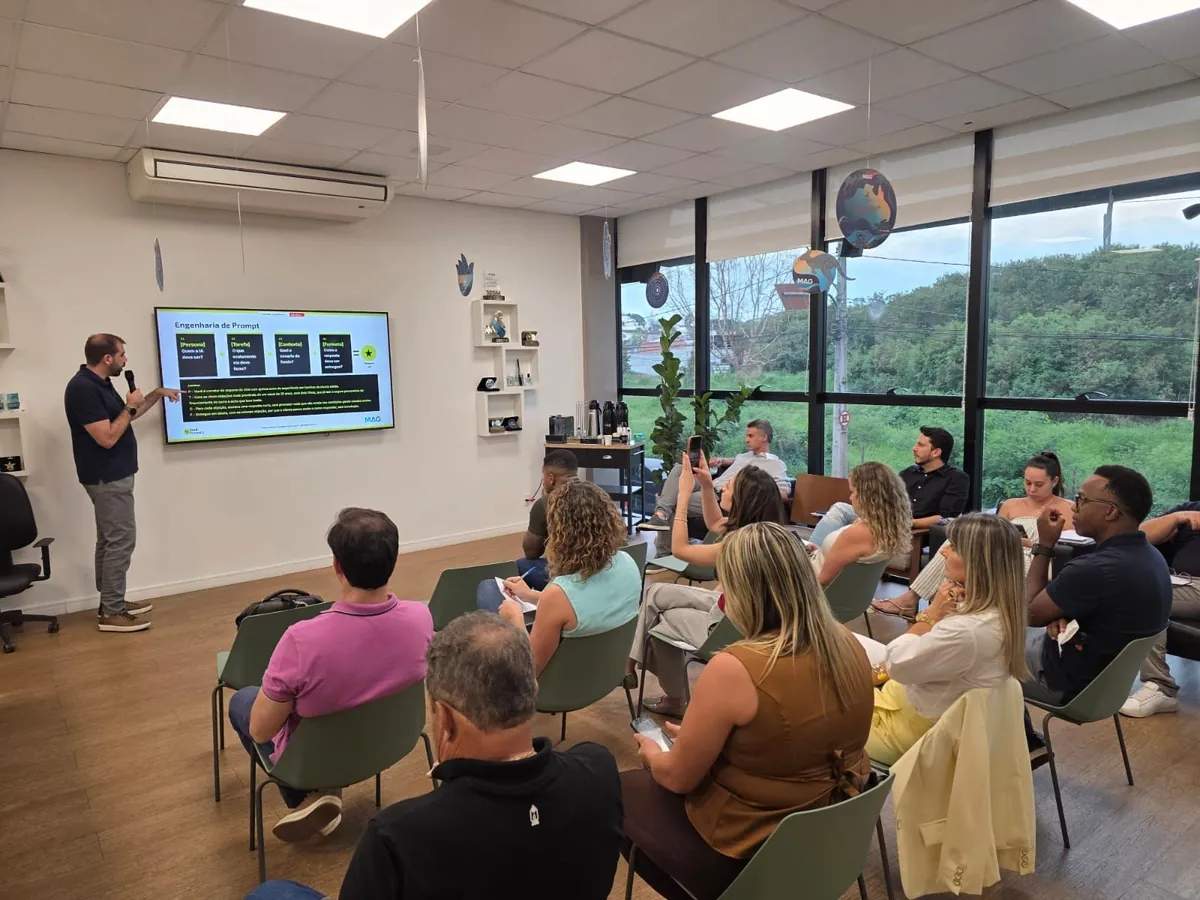 Fred Parreira apresentando engenharia de prompt para o time da MAG Seguros, com a sala cheia