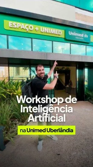 Fred Parreira na entrada do Espaço + Unimed, capa do vídeo do workshop de IA na Unimed Uberlândia