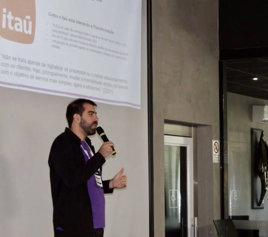 Fred Parreira no palco da Amcham, de microfone na mão, durante palestra sobre liderança na era da IA
